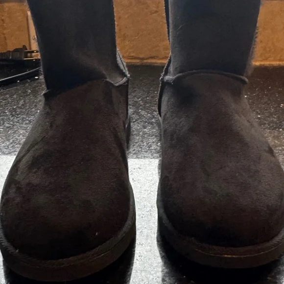 Juicy Couture Women's Faux Fur boots - Picture 6 of 7